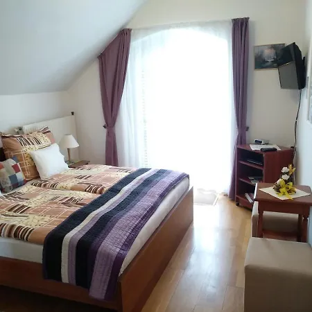Manor Apartment *