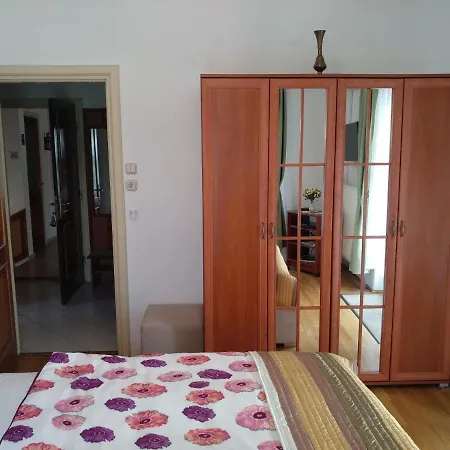Manor Apartment *