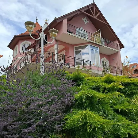 Manor Apartment *