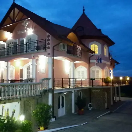 Apartment Manor